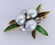 A FLOWER-SHAPED BROOCH 750/000 yellow gold with baroque pearls, a brilliant cut diamond