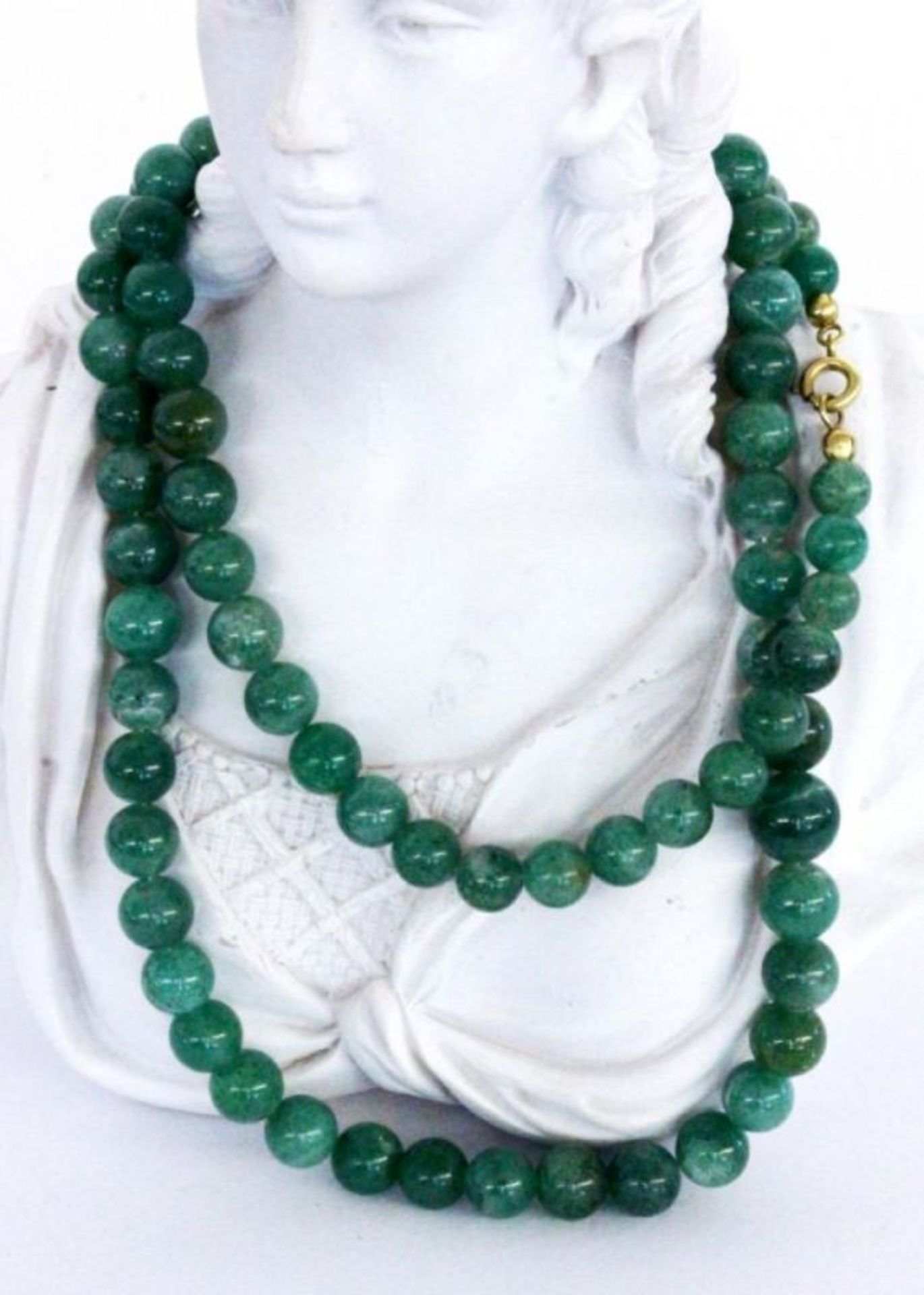 AN AVENTURINE NECKLACE Diameter 7 - 11 mm, gradient. 63 cm long. Keywords: jewellery,