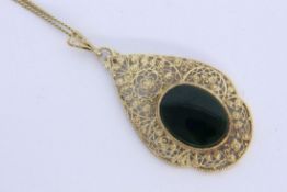 A PENDANT WITH NECKLACE Silver, set with jade. Necklace 333/000 yellow gold. 60 cm long,
