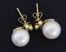 A PAIR OF STUD EARRINGS WITH PEARLS 750/000 yellow gold. With cultured pearls of approx. 9 mm and