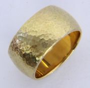 A LADIES RING 750/000 yellow gold. Ring size 53, gross weight approx. 6 grams. Keywords: