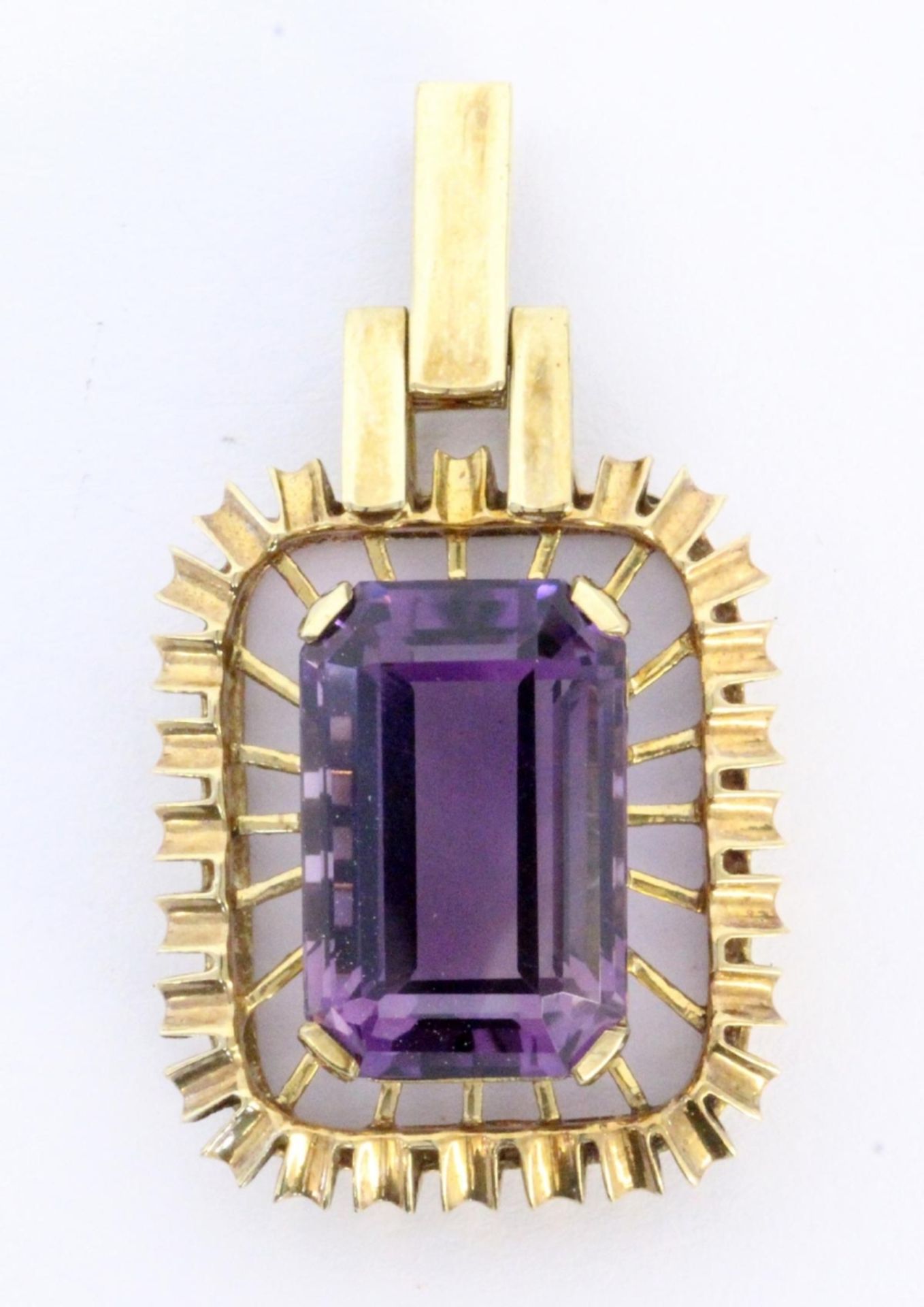 A PENDANT 585/000 yellow gold with large amethyst. 45 mm long, gross weight approx. 15.6