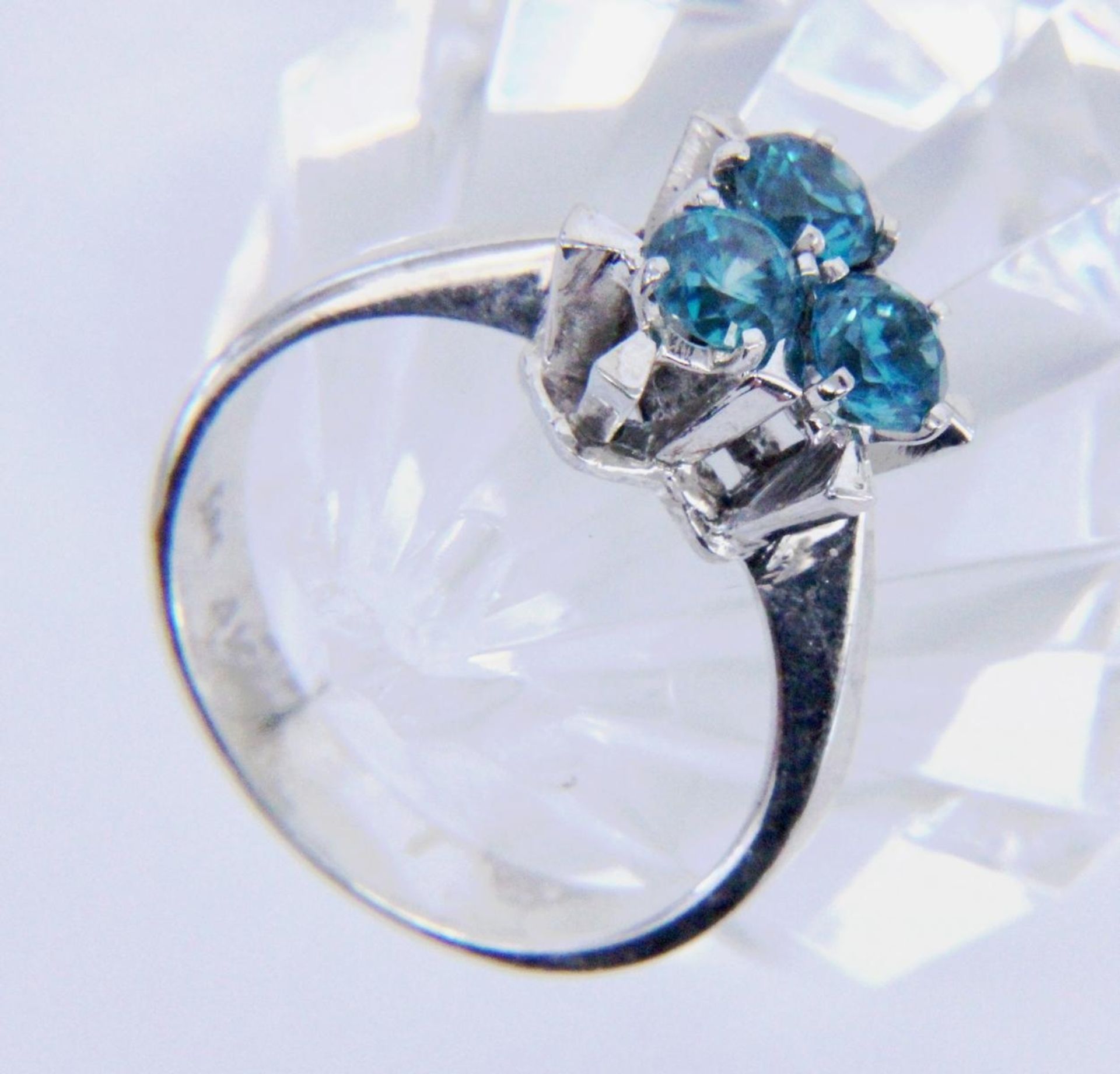 A LADIES RING 585/000 yellow gold with 3 blue zircons. Ring size 56, gross weight approx.