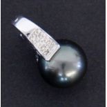 A PENDANT WITH CLIP 585/000 white gold with diamonds and Tahitian pearl measuring approx. 11 mm.