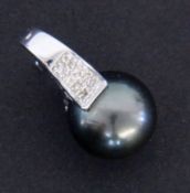 A PENDANT WITH CLIP 585/000 white gold with diamonds and Tahitian pearl measuring approx. 11 mm.