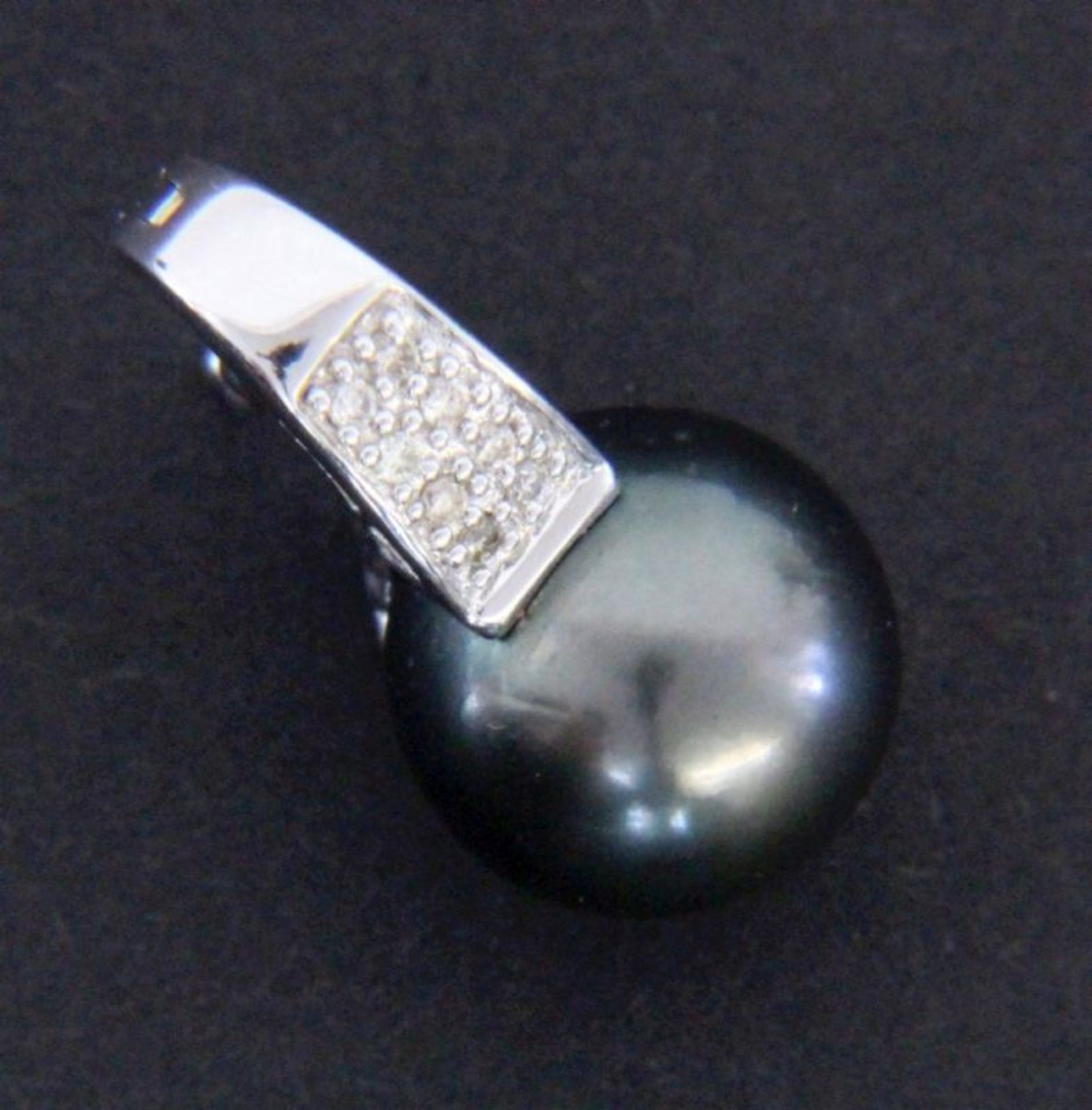 A PENDANT WITH CLIP 585/000 white gold with diamonds and Tahitian pearl measuring approx. 11 mm.
