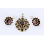 A GARNET PENDANT AND A PAIR OF DROP EARRINGS 333/000 yellow gold. Gross weight approx.