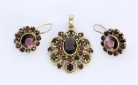 A GARNET PENDANT AND A PAIR OF DROP EARRINGS 333/000 yellow gold. Gross weight approx.