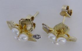 A PAIR OF CLOVER SHAPED STUD EARRINGS 585/000 yellow gold with 3 cultured pearls and