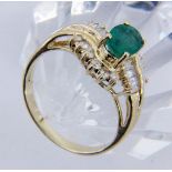 A LADIES RING 585/000 yellow gold with oval-cut Colombian emerald, 8 princess cut diamonds and 11