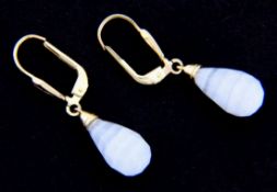 A PAIR OF DROP EARRINGS 585/000 yellow gold with chalcedonies. 3.2 cm long, gross weight approx. 3.2