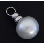 A PENDANT WITH A SOUTH SEA PEARL 585/000 white gold with pearl of approx. 12.5 mm. 2.5 cm long,