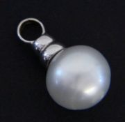 A PENDANT WITH A SOUTH SEA PEARL 585/000 white gold with pearl of approx. 12.5 mm. 2.5 cm long,