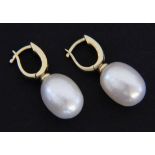 A PAIR OF HALF HOOP CREOLE EARRINGS 585/000 yellow gold with diamonds and oval cultured pearl of