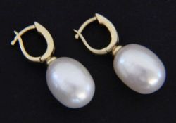 A PAIR OF HALF HOOP CREOLE EARRINGS 585/000 yellow gold with diamonds and oval cultured pearl of