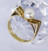 A LADIES RING 585/000 yellow gold with pearl. Ring size 58, gross weight approx. 4 grams.