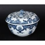 AN ONION-PATTERN SOUP TUREEN Meissen 1989 1739 - 1989, 250 years of onion-pattern. Blue