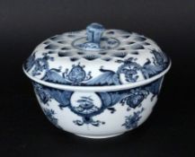 AN ONION-PATTERN SOUP TUREEN Meissen 1989 1739 - 1989, 250 years of onion-pattern. Blue