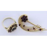 A GARNET BROOCH AND GARNET RING 585/000 yellow gold. Ring size 52, gross weight approx.