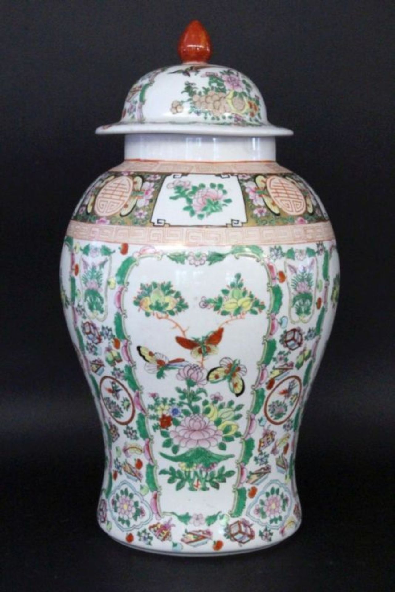 A FAMILLE VERTE LIDDED VASE China, 20th century Porcelain with coloured painting in Cantonstyle.
