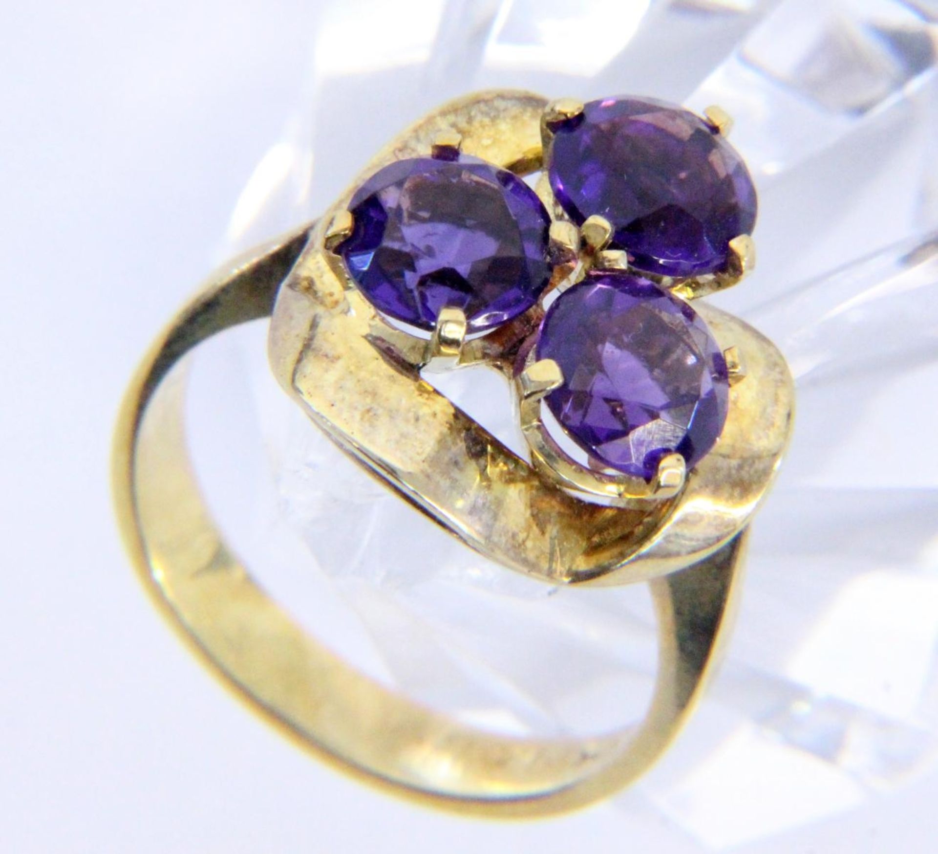 A LADIES RING 585/000 yellow gold with 3 amethysts. Ring size 56, gross weight approx. 6.7