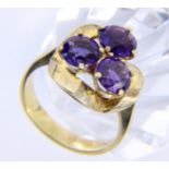 A LADIES RING 585/000 yellow gold with 3 amethysts. Ring size 56, gross weight approx. 6.7