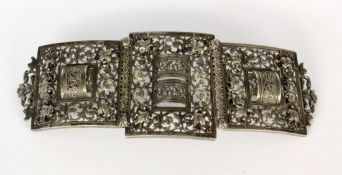 AN ORIENTAL BELT BUCKLE Silver. 15 x 5.8 cm, approx. 68 grams. Keywords: accessories,
