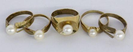 A LOT OF 5 PEARL RINGS 333/000 yellow gold, totalling approximately 12.4 grams. Keywords: