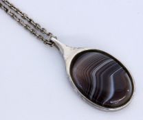 A PENDANT WITH NECKLACE Silver with agate. Approx. 25 x 50 mm, 58.5 cm long, gross weight