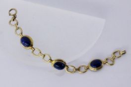 A BRACELET Silver, gold-plated with lapis lazuli. 17.5 cm long. Keywords: jewellery, piece