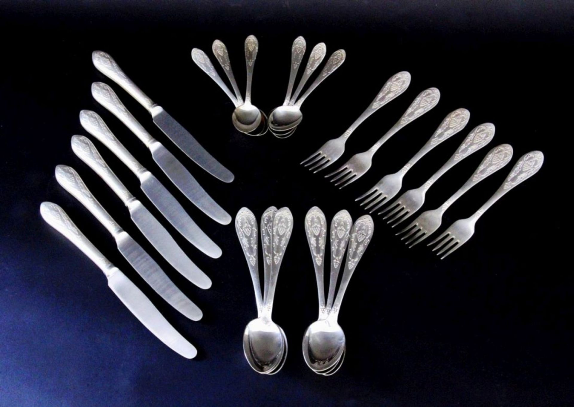 A CUTLERY SET Russia, 20th century 875/000 silver. 24 pieces, complete for 6 people.