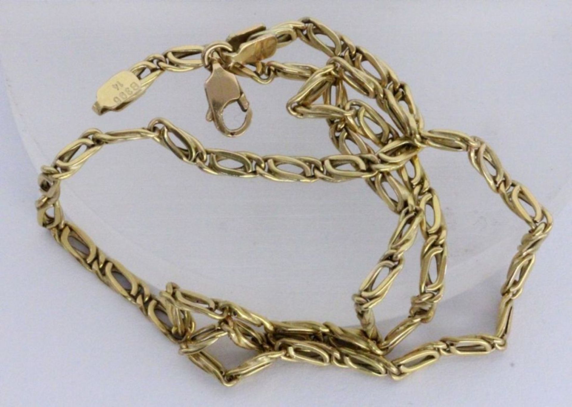 A NECKLACE 585/000 yellow gold with carabiner clasp. 45.5 cm long, approx. 9.2 grams. Keywords: