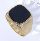 A MEN'S RING 333/000 yellow gold with onyx. Ring size 65, gross weight approx. 5.7 grams.