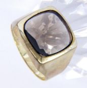A MEN'S RING 333/000 yellow gold with smoky topaz. Ring size 64, gross weight approx. 5.6
