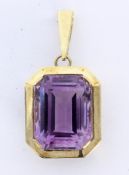 A PENDANT 585/000 yellow gold with amethyst. 40 mm long, gross weight approx. 11.7 grams.