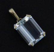 A PENDANT WITH AQUAMARINE 585/000 yellow gold with aquamarine measuring approx. 16 x 12 mm. 2.6 cm