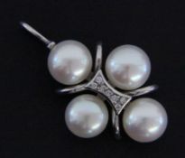 A CROSS PENDANT 585/000 white gold with 4 cultured pearls and 7 brilliant cut diamonds. 2.4 x 4