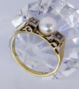 A LADIES RING 585/000 yellow gold with pearl and 2 diamonds. Ring size 57, gross weight