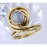 A LADIES RING 750/000 yellow gold with moonstone cabochon. Ring size 56, gross weight