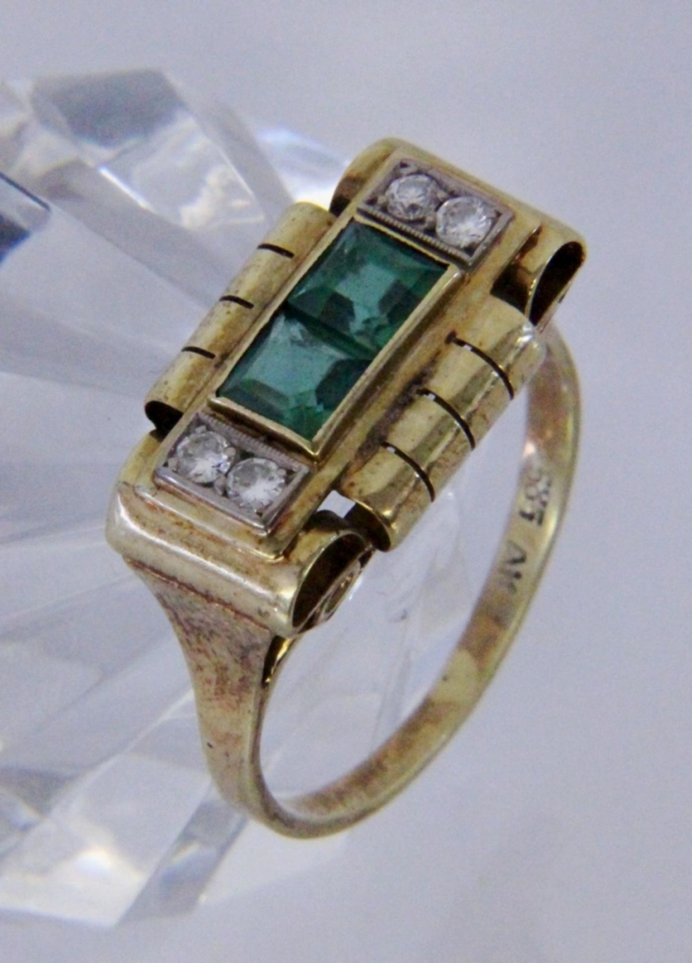 A LADIES RING, 1940s 585/000 yellow gold with tourmaline and 2 diamonds. Ring size 58,