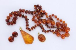 A LOT OF 4 AMBER JEWELLERY PIECES. Keywords: gems, jewels, accessories, jewelry, gemstones