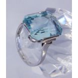 A LADIES RING 585/000 white gold with fine aquamarine. Ring size 54, gross weight approx.