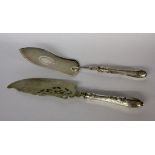 TWO CAKE SLICES with silver handles. 29 cm long. Keywords: miscellaneous pieces,