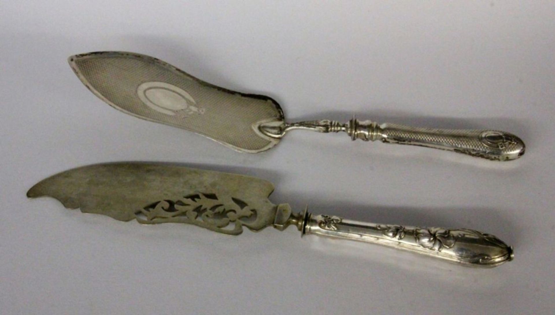 TWO CAKE SLICES with silver handles. 29 cm long. Keywords: miscellaneous pieces,