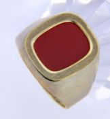 A MEN'S RING 333/000 yellow gold with carnelian. Ring size 64, gross weight approx. 7.2