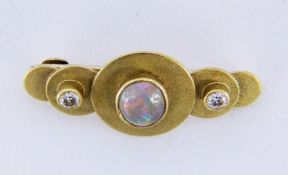 A BROOCH 750/000 yellow gold with precious opal and 2 brilliant cut diamonds totalling