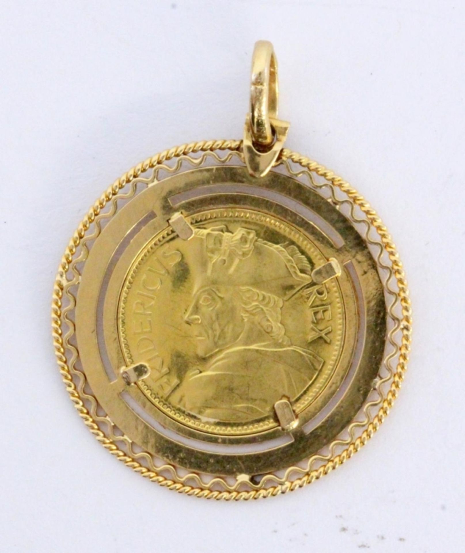 A PENDANT WITH MEDAL ''FREDERICK II'' 750/000 yellow gold. Diameter 3 cm, approx. 8.4 grams.