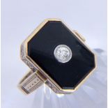 AN ART DECO LADIES RING 585/000 yellow gold with onyx plate and diamond. Ring size 53,