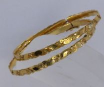 TWO BANGLES 750/000 yellow gold. Diameter 6 cm, totalling approximately 26 grams.