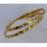 TWO BANGLES 750/000 yellow gold. Diameter 6 cm, totalling approximately 26 grams.